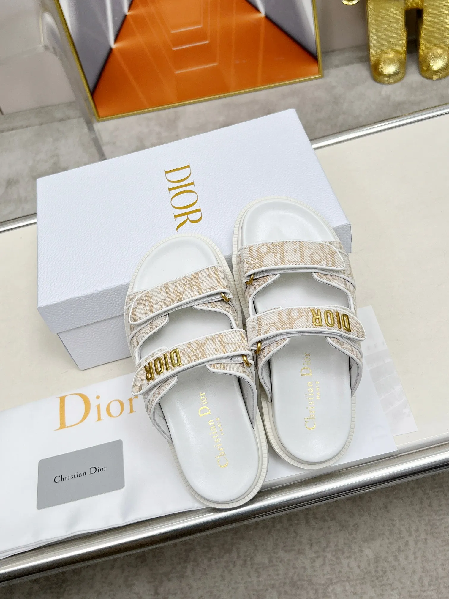 👟👟Ex-factory price 480👟👟Dior👏👏New classic style. 🔥Purchasing-level qualityThick-soled slippers popular in foreign counters. Upper➕Inner: original customized material, original mold opening of sole 1.1 (lightweight, code number 35-40 (41/42 can be customized)